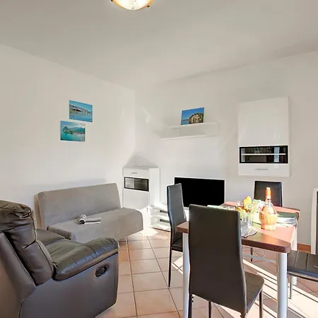 La Casa In Campagna: Rustic Retreat 800M From The Lake - Happy Rentals