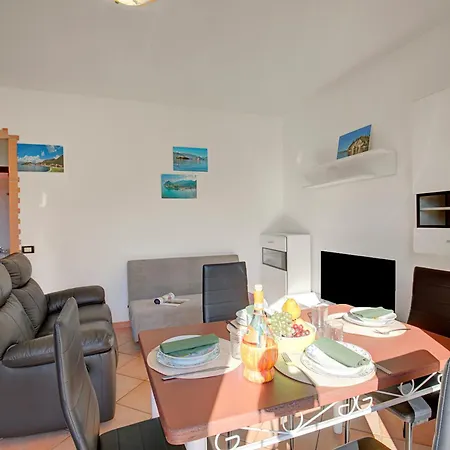 La Casa In Campagna: Rustic Retreat 800M From The Lake - Happy Rentals بيت للعطل
