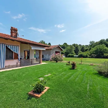 La Casa In Campagna: Rustic Retreat 800M From The Lake - Happy Rentals بيت للعطل