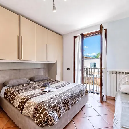 La Casa In Campagna: Rustic Retreat 800M From The Lake - Happy Rentals *