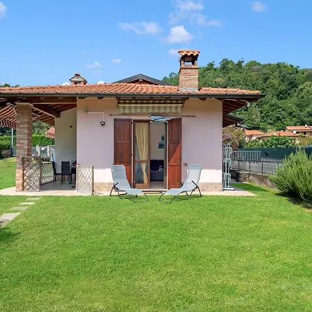 La Casa In Campagna: Rustic Retreat 800M From The Lake - Happy Rentals بيت للعطل